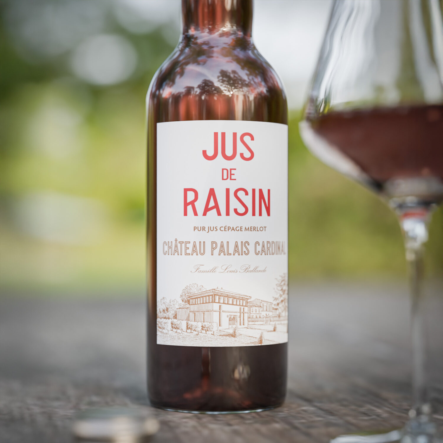 Jus de raisin familial et naturel, issu des vignes en Merlot du Château Palais Cardinal