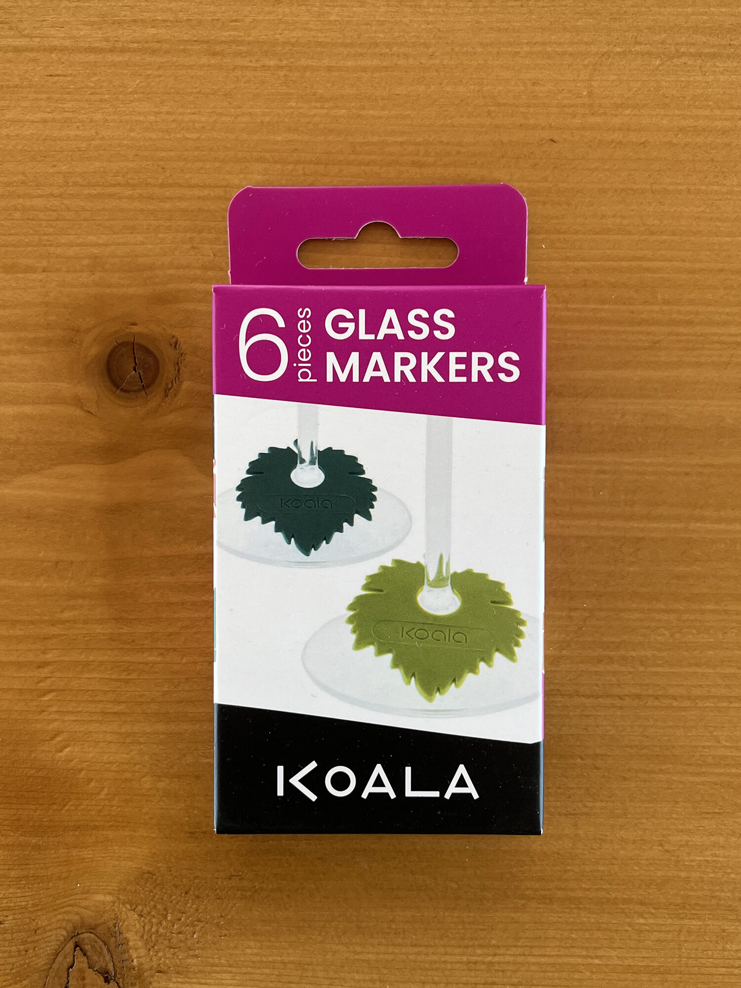 Marqueurs de verre en silicone feuille de vigne fixés sur des verres à vin pour les identifier