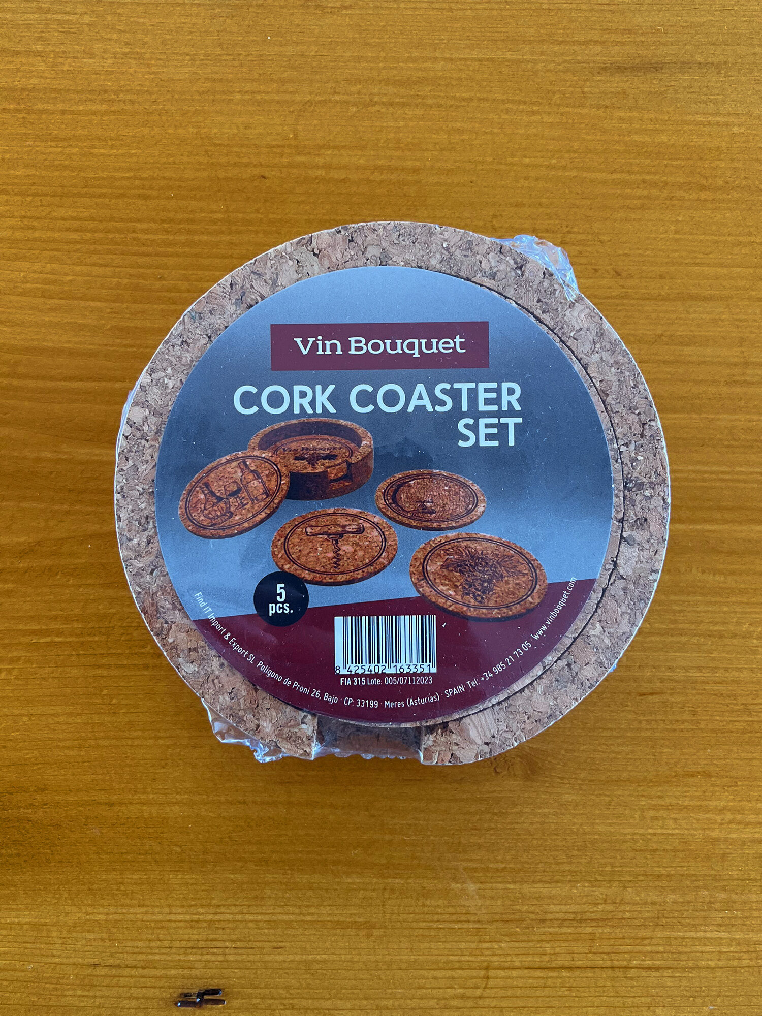 Sous verre en liège Vin Bouquet posé sur une table pour protéger des verres et tasses